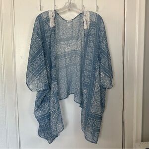 Coldwater Creek Shrug One Size Blue Cream Paisley Crochet